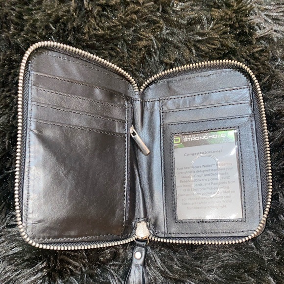 Black quilted RFID travel wristlet - Picture 3 of 3